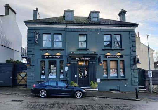 Fachada principal del pub The Signalman en Brighton, mostrando su arquitectura tradicional