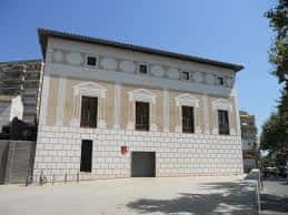 Vista exterior del Casal de Gent Gran Turó de la Peira mostrando su fachada con detalles arquitectónicos