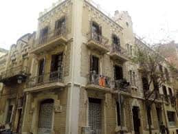 Edificio histórico en Plaça de Sant Joaquim con arquitectura tradicional catalana