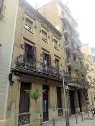 Detalle de balcón y ventana en el carrer Septimània, Barcelona