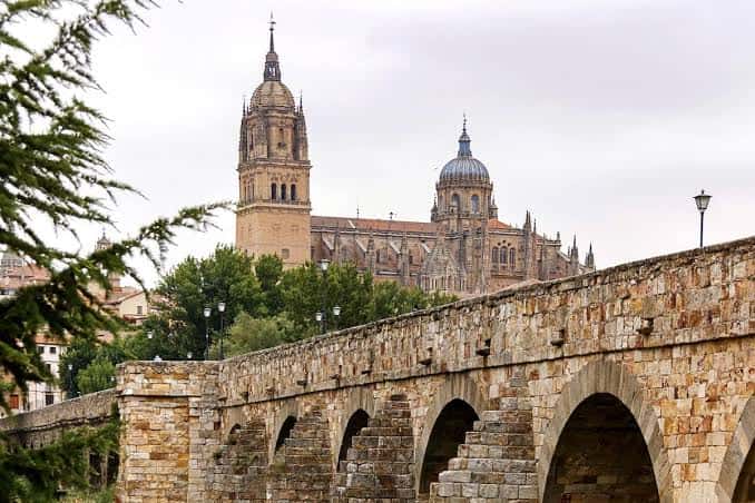 Puente Romano de Salamanca con la Catedral al fondo