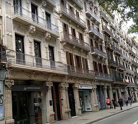 Fachada arquitectónica detallada en Carrer de Casanova con balcones ornamentados