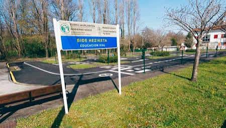 Señal de entrada al Centro de Educación Vial con el nombre en euskera y castellano