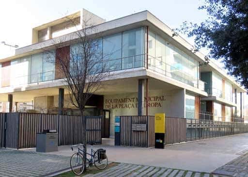 Fachada exterior de la Biblioteca Plaça d'Europa en L'Hospitalet de Llobregat