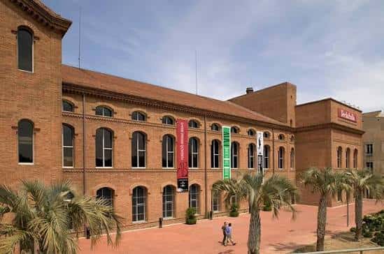 Vista de la Plaza de la Hierba con la torre de la iglesia y edificios históricos