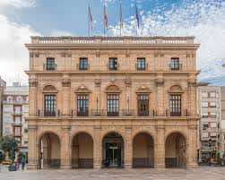 Fachada principal del Ayuntamiento en la Plaza de la Hierba