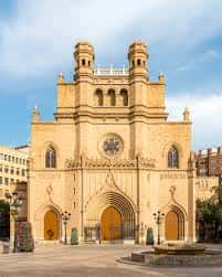 Iglesia de Santa María en la Plaza de la Hierba con su fachada gótica