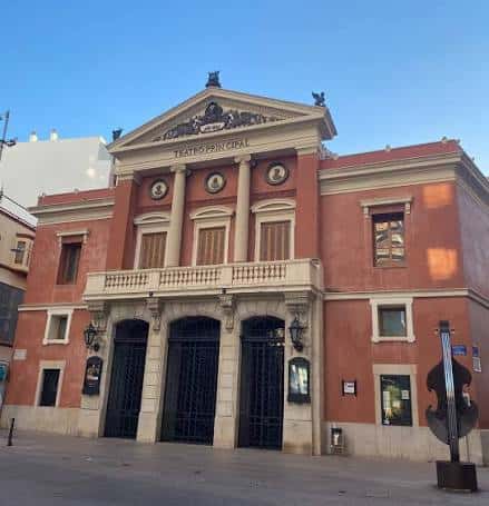 Vista exterior del Teatro Principal de Castellón con su fachada neoclásica y escultura de violonchelo