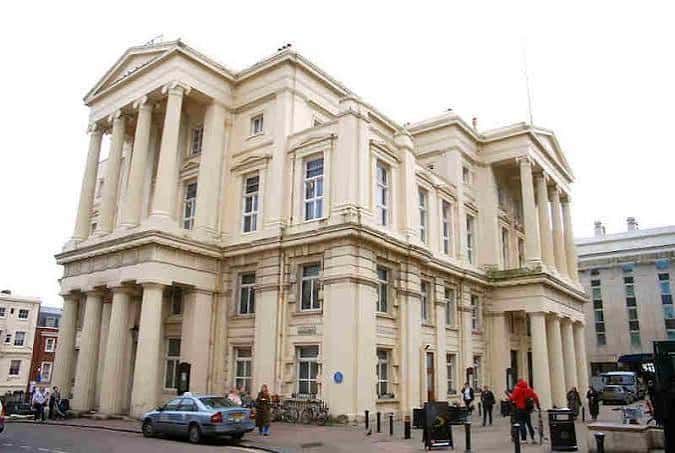 Vista exterior del Brighton Town Hall con su imponente fachada neoclásica y columnas jónicas