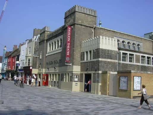 Vista exterior del Pavilion Theatre en Brighton mostrando su fachada distintiva y la calle peatonal