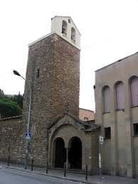 Fachada histórica de la Associació de Veïns i Veïnes del Coll-Vallcarca con torre de piedra y arco de entrada