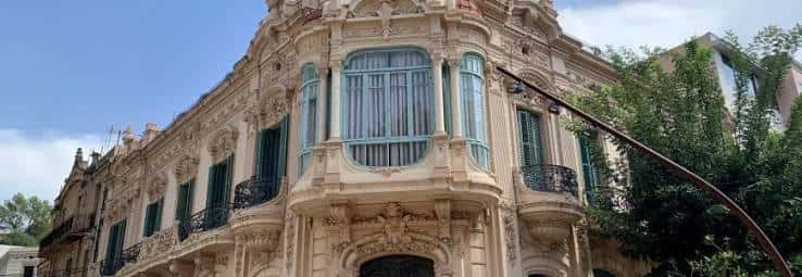 Vista exterior diurna de la fachada principal del edificio de la Cambra de Tortosa
