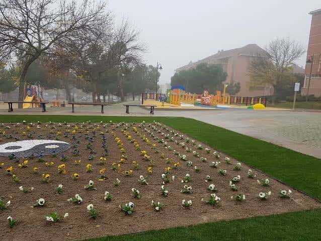 Área infantil renovada con juegos coloridos y jardín decorativo en el Parque del Reloj