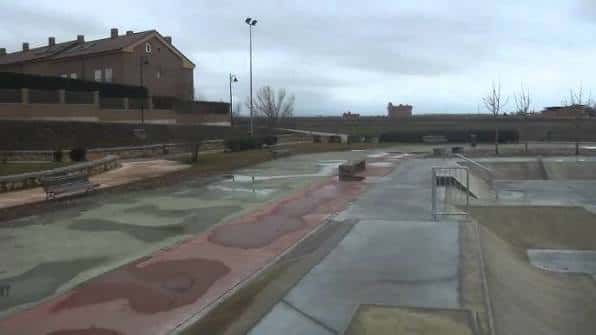 Pista de patines al aire libre en el Parque del Reloj con rampas y obstáculos