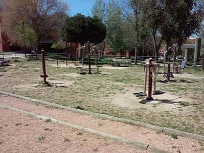 Zona de ejercicio al aire libre con equipamiento deportivo en el Parque del Reloj