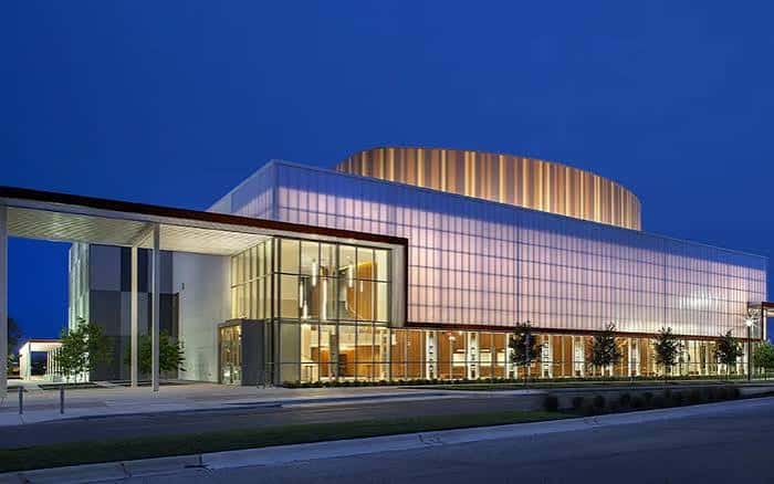 Fachada exterior del centro de artes escénicas iluminado al atardecer