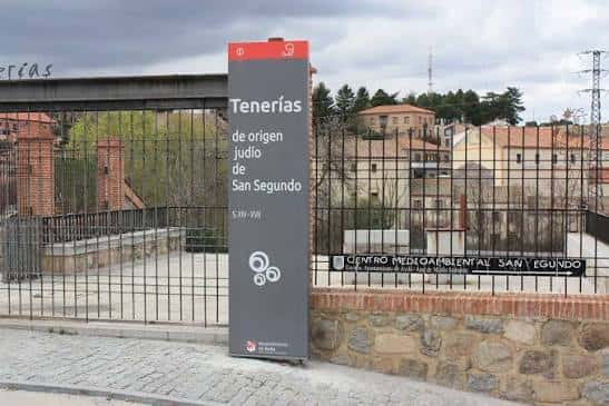 Entrada a las Tenerías con cartel informativo y valla perimetral