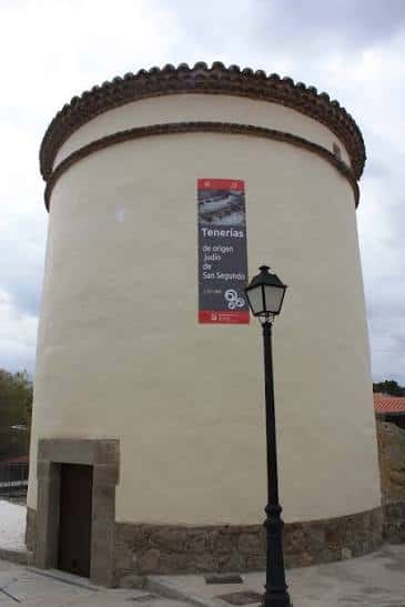 Torre circular con cartel identificativo de las Tenerías de San Segundo
