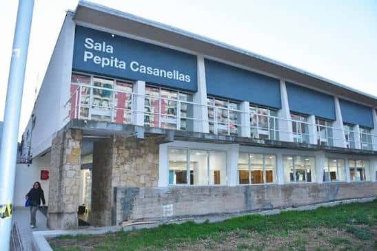 Fachada exterior del Centre Cívic Pepita Casanellas con letrero visible