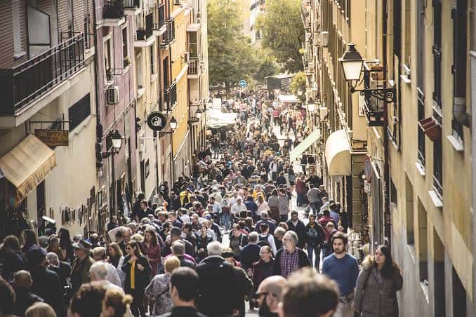 Calle concurrida del Eix Comercial Sants durante un evento comercial al aire libre
