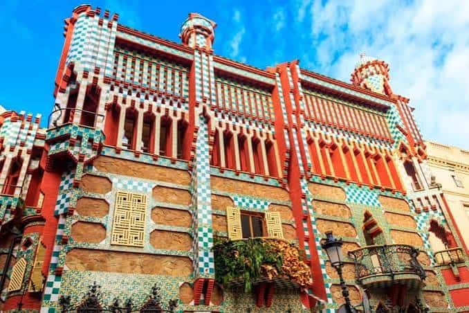 Fachada principal de la Casa Vicens con su distintivo diseño modernista y azulejos multicolores