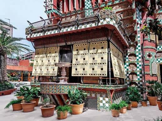 Detalle del patio interior de la Casa Vicens con elementos decorativos y plantas en macetas