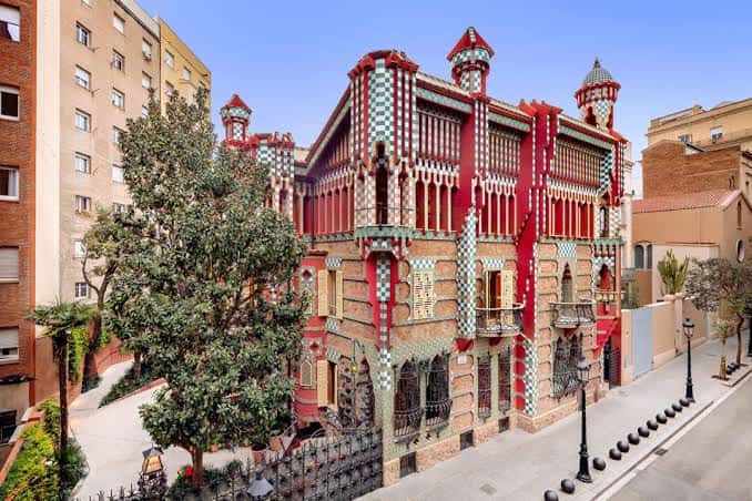 Vista aérea de la Casa Vicens mostrando su arquitectura única rodeada por el entorno urbano