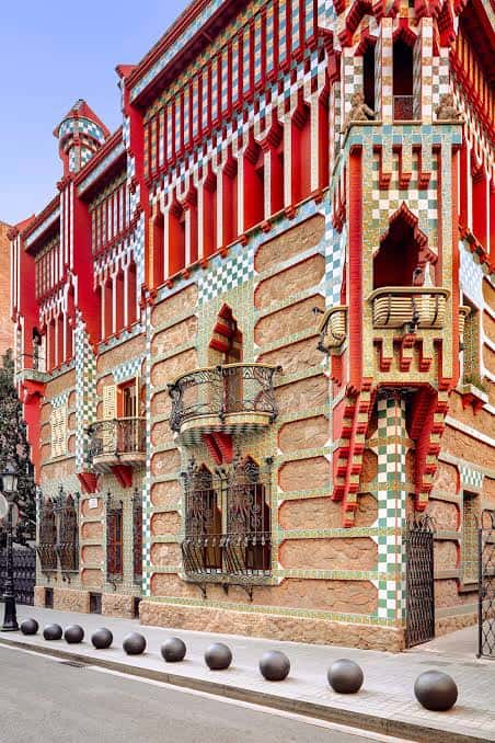 Ángulo lateral de la fachada de la Casa Vicens destacando sus balcones y detalles ornamentales