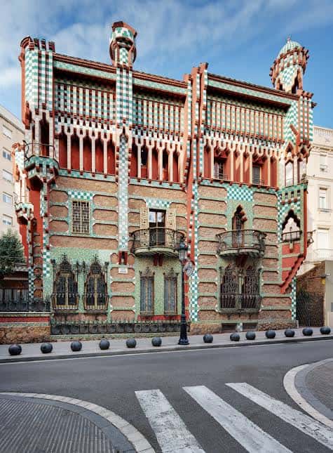 Perspectiva frontal completa de la Casa Vicens desde la calle con cielo azul de fondo