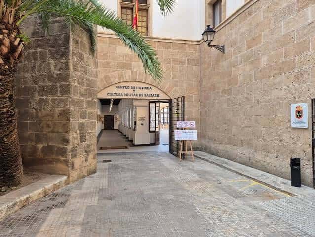 Vista exterior del Centro de Historia y Cultura Militar de Baleares con entrada principal
