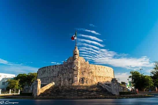 Vista panorámica del Monumento a la Patria con cielo azul y nubes estiradas