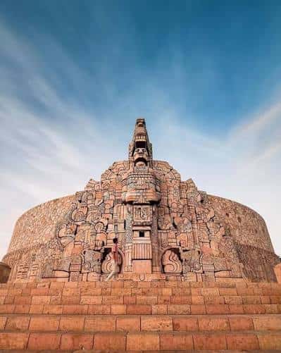 Detalle de la fachada principal del monumento con relieves mayas bajo luz cálida