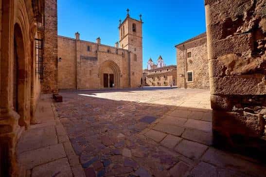 Vista de la Plaza de Santa María con el Palacio de las Veletas y la Catedral al fondo