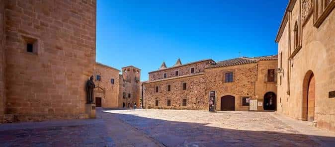 Plaza de Santa María en Cáceres bajo un cielo azul despejado