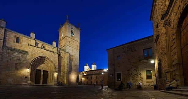 La Plaza de Santa María iluminada por la noche