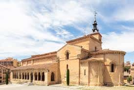 Vista exterior de la Iglesia de San Millán en Segovia bajo un cielo azul con nubes