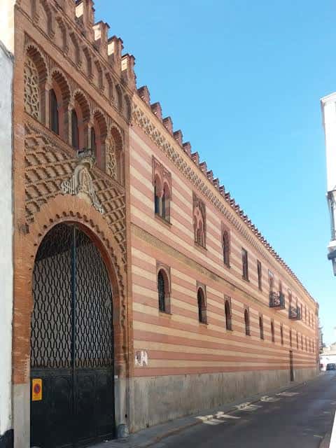 Fachada principal del edificio con arquitectura tradicional andaluza