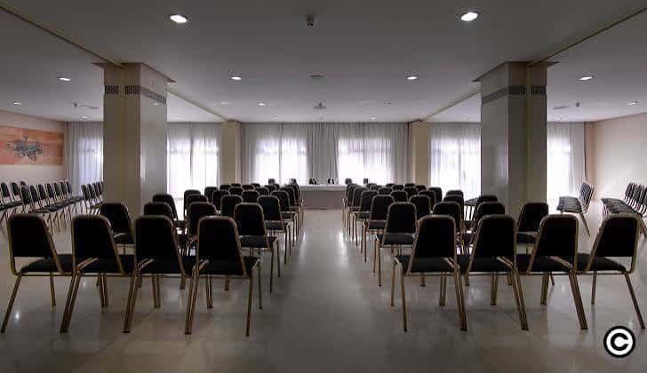 Sala de conferencias preparada para un evento con butacas dispuestas