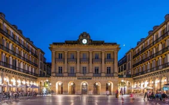 Vista panorámica de la Plaza Nueva con el Ayuntamiento iluminado