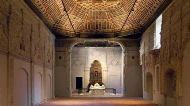 Interior de la Capilla de San Ildefonso con bóveda decorada y altar central