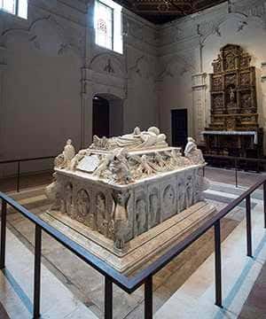 Tumba monumental del Cardenal Cisneros en el interior de la capilla