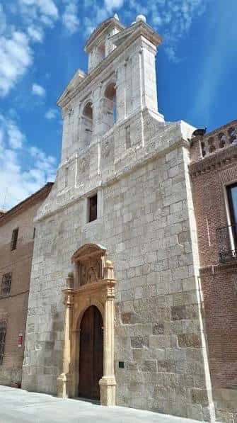 Fachada exterior de la Capilla de San Ildefonso bajo cielo azul