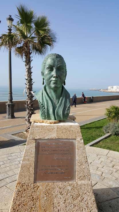 Busto de Carmen Amaya en el paseo marítimo de Cádiz