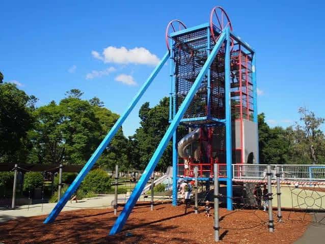 Estructura de juegos infantiles con tobogán espiral