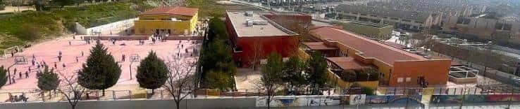 Vista panorámica aérea del patio y edificios del colegio