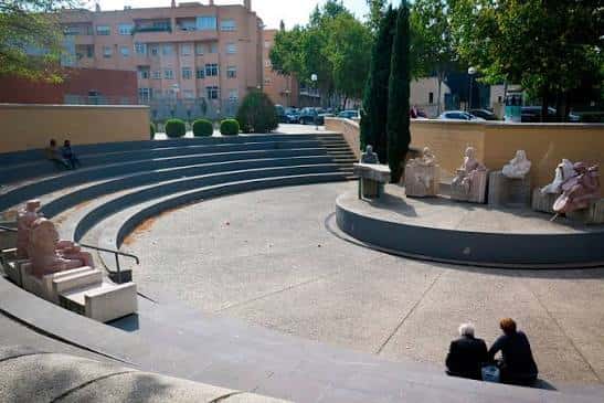 Amphiteatro al aire libre con gradas y estatuas decorativas