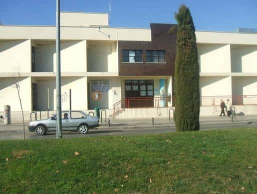 Vista exterior del Centro Cívico Zaidín mostrando su fachada moderna y el entorno ajardinado