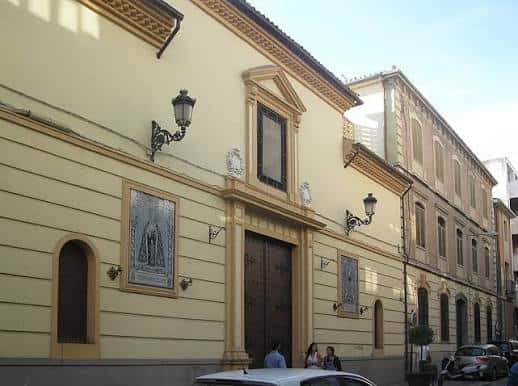 Detalle arquitectónico de la fachada lateral con faroles y azulejos decorativos