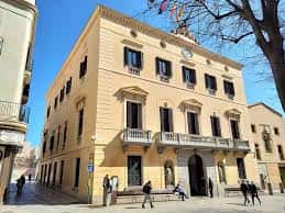 Vista exterior del edificio principal de la Plaça de Rafael Casanova en Mataró