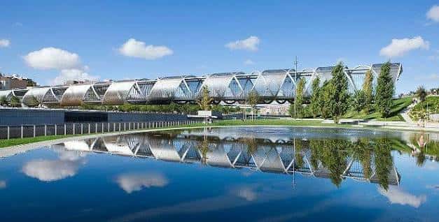 Vista panorámica del Puente de la Mujer con su reflejo en el agua del Manzanares